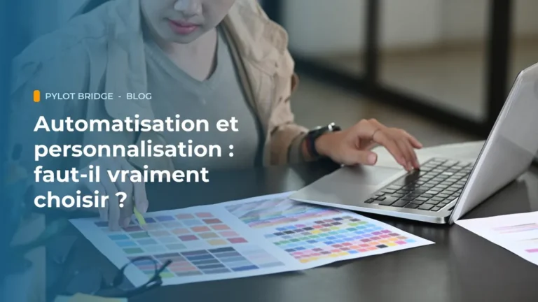 Graphiste comparant des palettes de couleurs imprimées devant un ordinateur portable, symbole de la personnalisation graphique d’une brochure automatisée